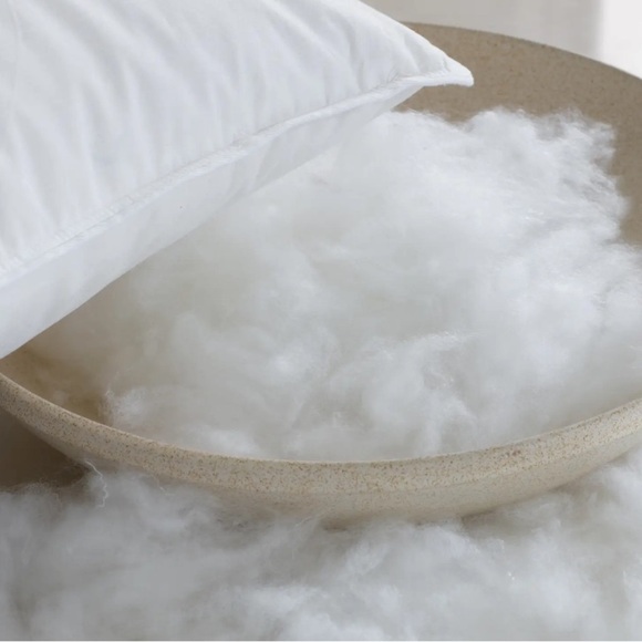 NWOT QUINCE Premium Down Alternative Pillow Soft Standard 4365 - Picture 4 of 11